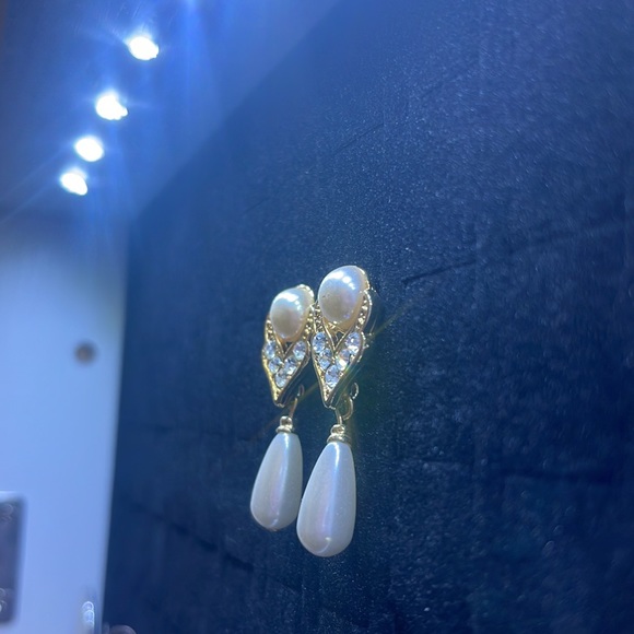 💛🤍Vintage Beautiful Earrings 🤍💛 - Picture 3 of 3